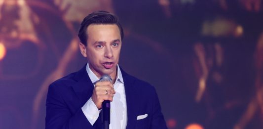 Poseł Krzysztof Bosak podczas wystąpienia na Wielkiej Konwencji Konfederacji w katowickim Spodku. Foto: PAP