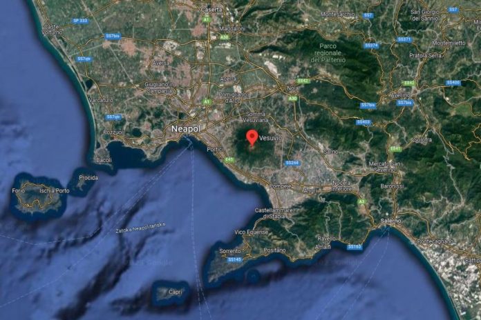 Neapol położony jest rejonie Pól Flegrejskich, u stóp Wezuwiusza. Foto: google maps