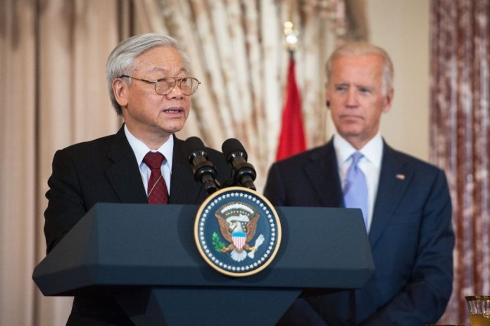 Nguyen Phu Trong oraz Joe Biden.