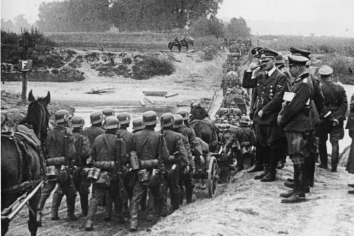 Adolf Hitler pozdrawia niemieckich żołnierzy idących na Polskę we wrześniu 1939 r. Zdjęcie ilustracyjne. Źródło: wikimedia