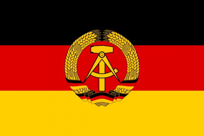 Flaga komunistycznej Niemieckiej Republiki Demokratycznej. Źródło: wikimedia
