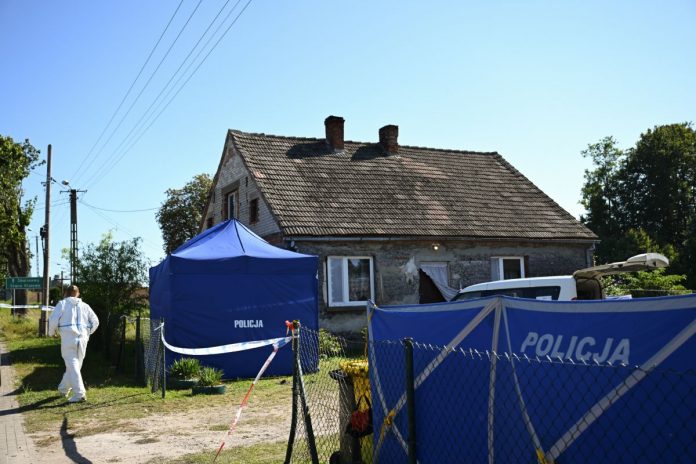Miejsce, w którym odkryto ciała trzech noworodków w piwnicy domu w Czernikach w gminie Stara Kiszewa na Kaszubach.