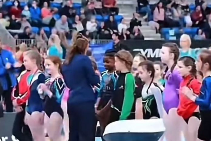 Urzędniczka Irlandzkiej Federacji Gimnastycznej podczas wręczania nagród pominęła czarnoskórą dziewczynkę.