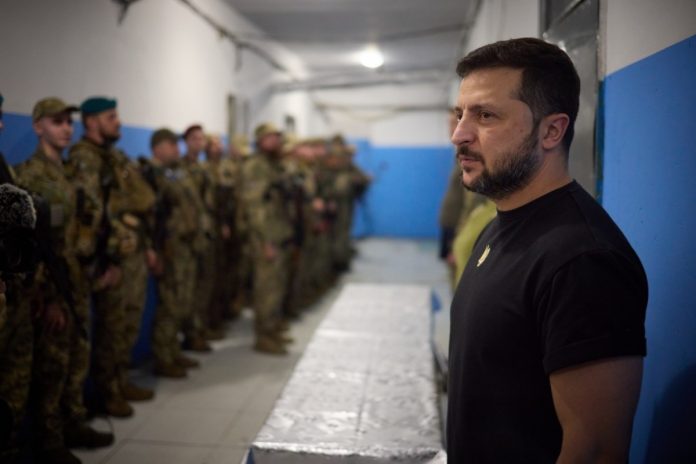 Prezydent Ukrainy Wołodymyr Zełenski z żołnierzami walczącymi pod Bachmutem. Foto: presudent.gov.ua