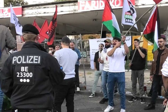 Propalestyńska demonstracja w Berlinie / Foto: screen X