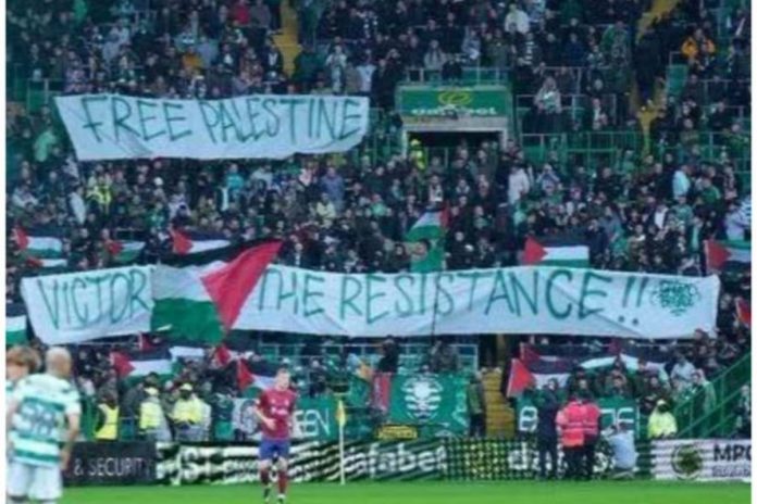 Kibice Celtiku Glasgow wywiesili transparenty popierające Palestynę.