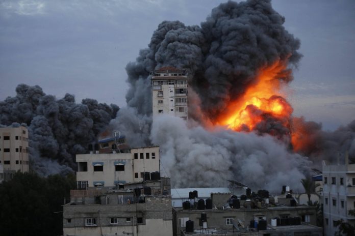 Jeden z budynków Hamasu w Strefie Gazy zrównany z ziemią przez siły izraelskie. Foto: PAP/Abaca