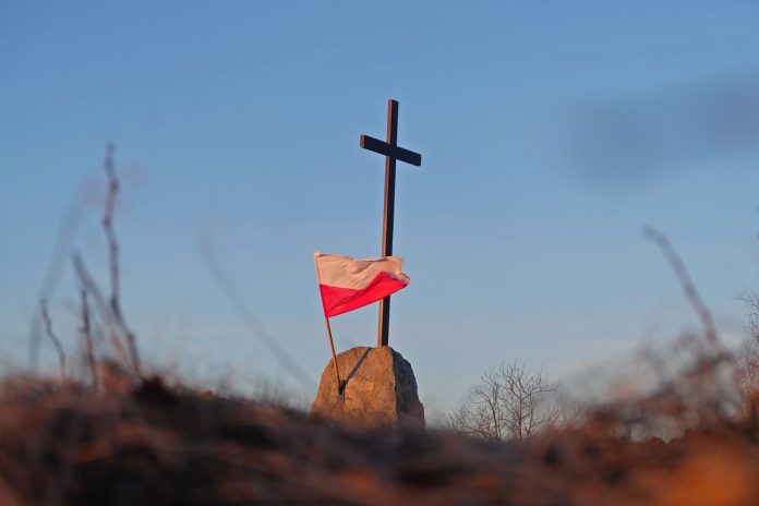 Krzyż i polska flaga
