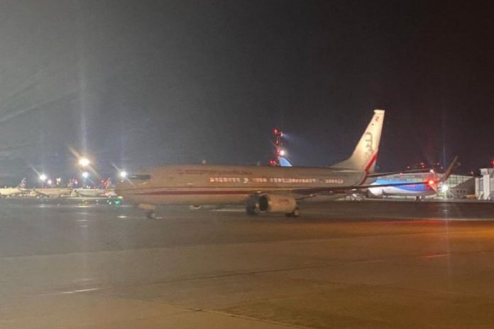 Wojskowy samolot z ewakuowanymi z Izraela Polakami wylądował w Warszawie.