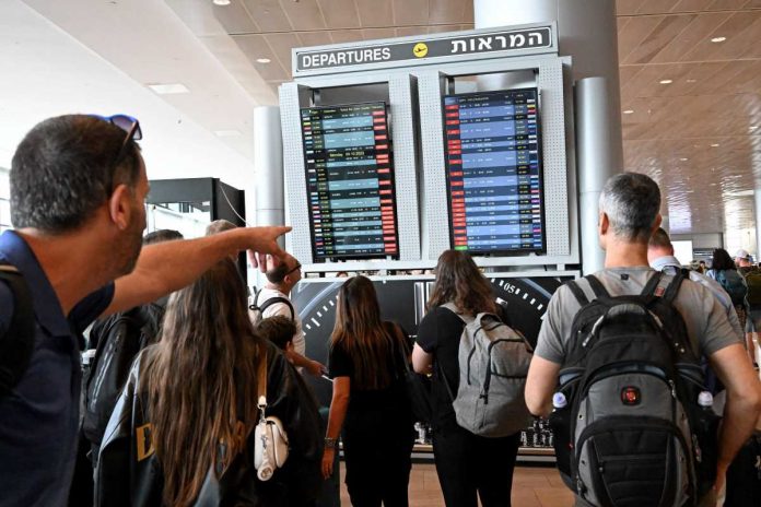 Tłumy koczują na izraelskich lotniskach. Próbują wydostać się gdziekolwiek z kraju ogarniętego wojną.