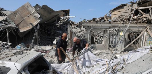 Zniszczone budynki w Tel Awiwie.