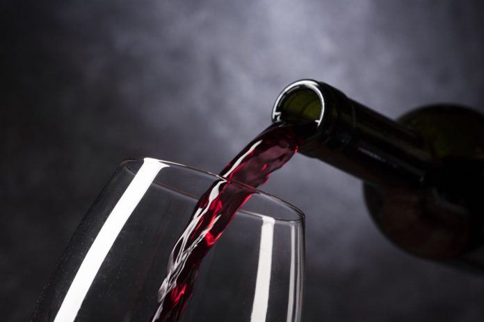 wino-butelka-kieliszek