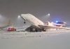 Niemcy. Samolot przymarznięty do ziemi na lotnisku w Monachium. / Foto: screen X