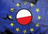 Flaga Polski na tle popękanej flagi Unii Europejskiej. / foto: domena publiczna (kolaż)