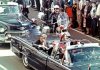 Dallas 1963 rok. Prezydent USA John F Kennedy w limuzynie na kilka chwil przed zamachem na jego życie. / Fot. Walt Cisco, Dallas Morning News, domena publiczna Wikimedia Commons