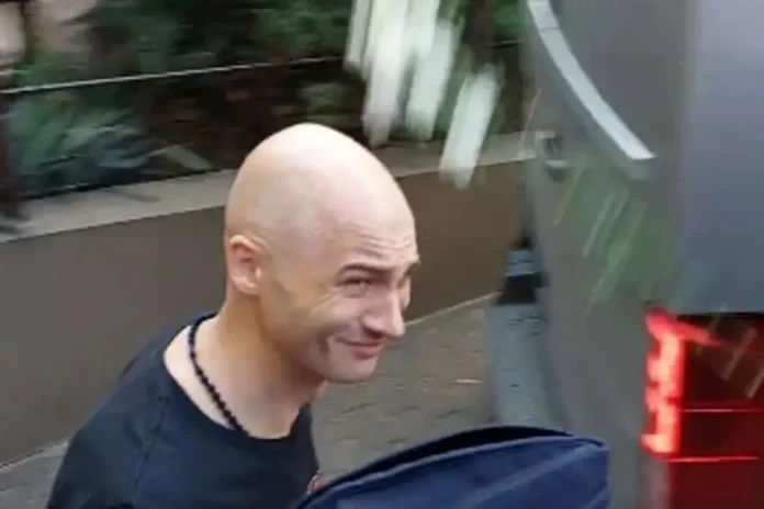 Ks. Michał Olszewski jako więzień podczas transportu. / Fot. screen