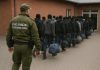 Imigranci wprowadzani przez Straż Graniczną do ośrodka dla imigrantów / fot. ilustracyjne / fot. X / Służby w akcji (AI)