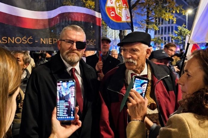 Grzegorz Braun Janusz Korwin Mikke Trybunal Kostytucyjny Grzegorz Braun i Janusz Korwin-Mikke pod Trybunałem Konstytucyjnym.