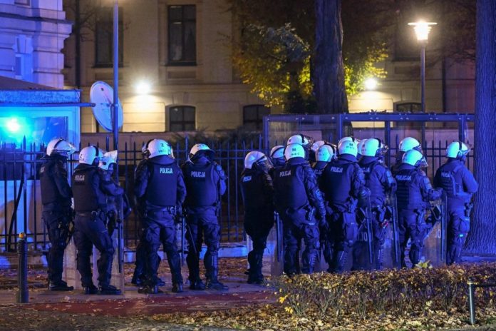 Policja pod Trybunałem Konstytucyjnym.